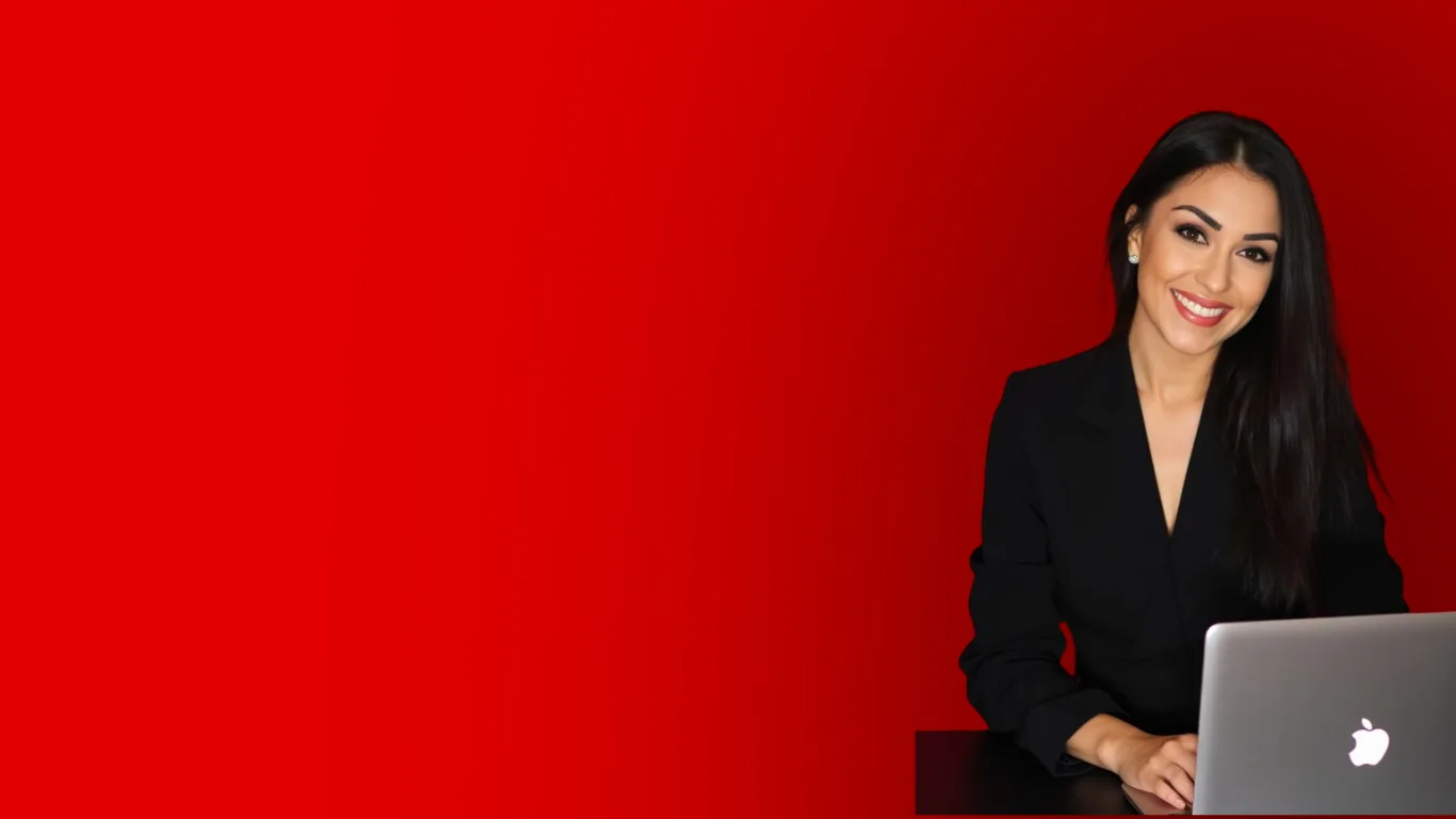 Serena Lerose – Digital Business Consulting Serena Lerose, Business Consultant für Performancemarketing, am Laptop vor rotem Hintergrund